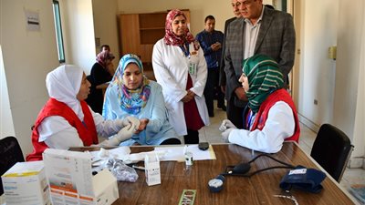 صور .. محافظ البحيرة يجري جولة ميدانية لمتابعة اليوم الثاني من مبادرة الرئيس السيسي للقضاء علي فيروس سي
