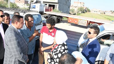 صور.. محافظ البحيرة يجرى جولة ميدانية لمتابعة أعمال رصف طريق 