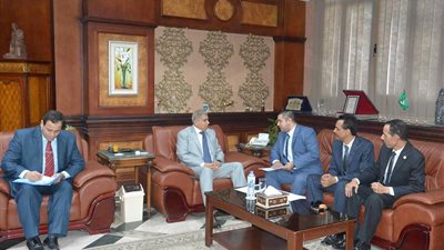 محافظ المنيا يستقبل رئيس الجهاز التنفيذي لمحو الأمية لبحث إجراءات الخطة العامة
