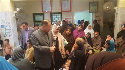 فيديو.. محافظ الفيوم يجري تحليل فيروس 