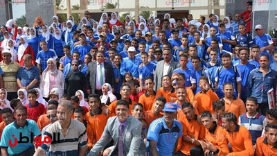 صور.. محافظ الوادي الجديد يقود مهرجان للمشي مع الشباب بمناسبة العيد القومي