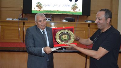 صور.. محافظ الوادي الجديد يكرم قافلة أعضاء مستشفى سعاد كفافي الميداني