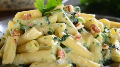 طريقة عمل المكرونة بصوص السبانخ والجبن .. ابعدي عن الأكلات الروتينية واتعلمي