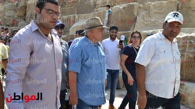 زاهي حواس يلتقي 