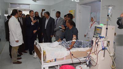 محافظ بني سويف يطمئن على الحالة الصحية لمريضي الغسيل الكلوى
