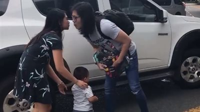 بالفيديو.. رجل يبتكر طريقة لتوديع طفلة داخل المطار