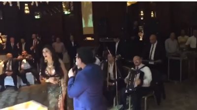 فيديو| الراقصة دينا في وصلة رقص مثيرة على أنغام أي دمعة حزن لا .. والمغني مفاجأة !