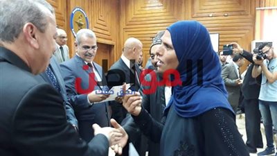 فيديو وصور.. وزير القوى العاملة ومحافظ كفر الشيخ يوزعان 100 شهادة أمان على العمالة المؤقتة