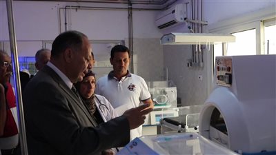 صور.. محافظ الفيوم فى جولة تفقدية بالمستشفى العام للاطمئنان على صحة المريض 