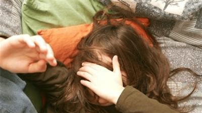 شياطين الإنس .. أب تناوب على اغتصاب طفلته مع خالها .. تفاصيل