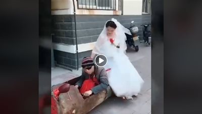 فيديو.. زفاف عروسة على برميل.. فكرة مجنونة أم حل للأزمات المالية ؟