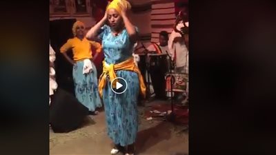 فيديو.. سيدة ترقص بطريقة غربية وتثبت للجميع أن الروح أهم من الجمال 