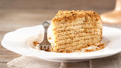 مش بتحبي الشيكولاته .. اعرفي طريقة عمل كيك العسل وخليكي بريمو
