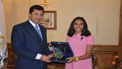 صور.. وزير الرياضة يكرم السباحة المصرية ريم أشرف صاحبة أطول غطسة في العالم