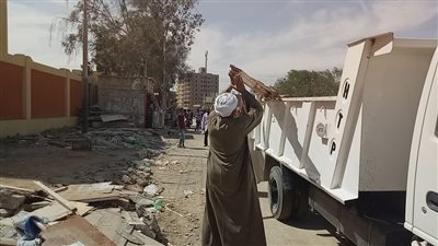 صور.. حملة مكبرة لإزالة المخالفات بشوارع طامية في الفيوم