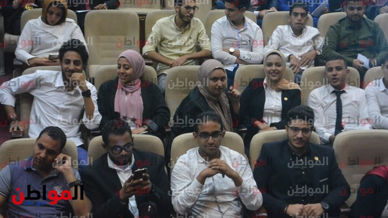 وزير الشباب يلتقي