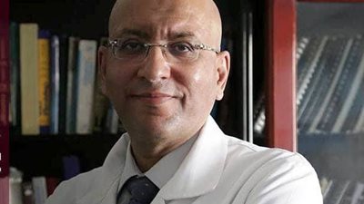 أستاذ بجامعة عين شمس : 