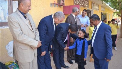 صور.. نواب البرلمان يزورون مدارس باريس في الوادي الجديد