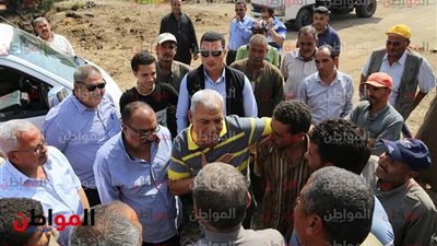 الخروج عن النص.. محافظ المنوفية يعطي المسئولين درسا في التواضع 