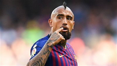 ماركا: فيدال يكافح للتأقلم مع دوره الجديد في برشلونة