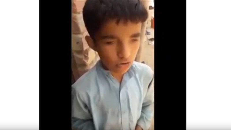 طفل أعمى يقرأ القرآن