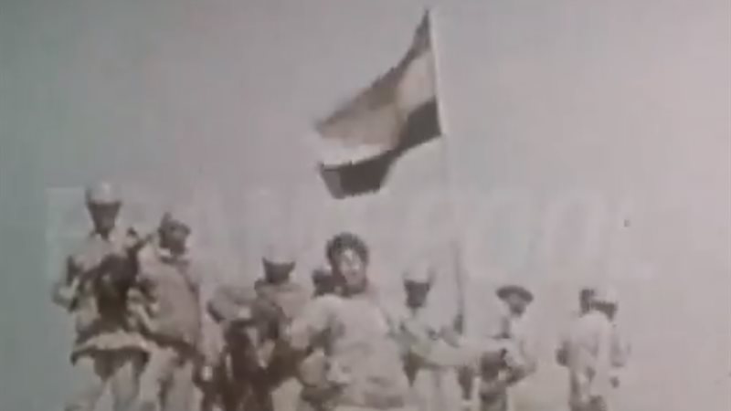 جندي مصري يمزق علم