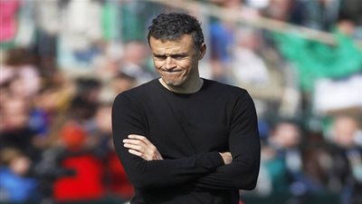 مدرب إسبانيا يشيد بمستوى 