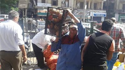 صور.. رئيس حي روض الفرج يكشر عن أنيابه للباعة الجائلين 