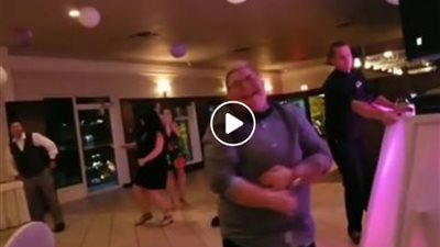 فيديو| سقوط مضحك لامرأة في حفل زفاف 