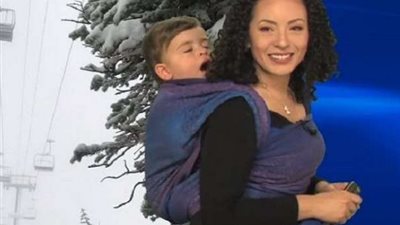 لهذا السبب.. ظهور مذيعة على الهواء مع طفلها  النائم 
