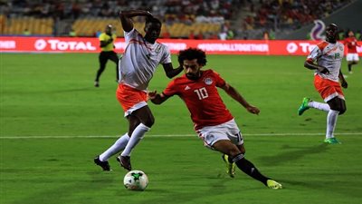 سبب حذف محمد صلاح صورة جمعته بطفل قبل أن يعيد نشرها مرة أخرى