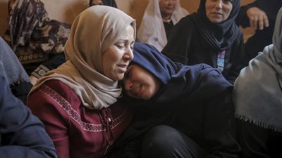 صور| وسط دموع فلسطينية.. الآلاف يشيعون شهداء انتفاضة القدس 