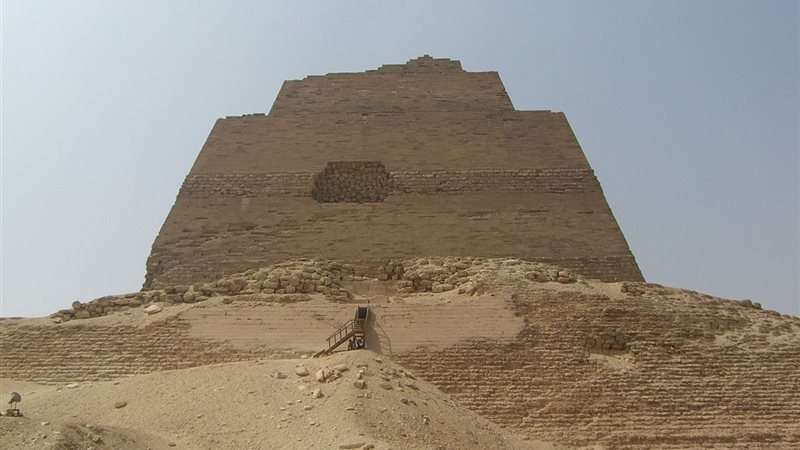 هرم ميدوم في بني