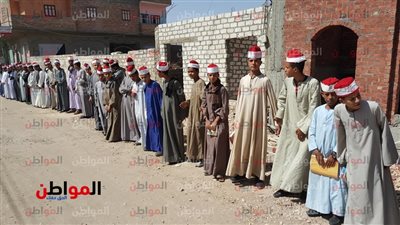 صور.. عرفانا بالجميل.. طلاب الأزهر الشريف يودعون أحد علمائه في سوهاج