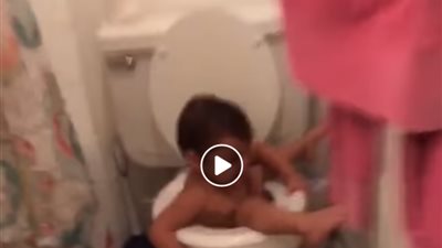 فيديو| أطفال يختفون في أماكن غريبة .. قعدة المرحاض الأبرز