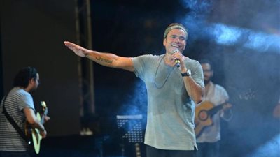 حفل عمرو دياب في لندن كامل العدد 