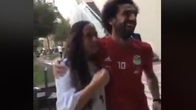 فيديو | مراهقة في أحضان محمد صلاح .. والسبب !