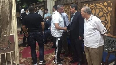 صور.. رموز الزمالك في عزاء محمد عباس