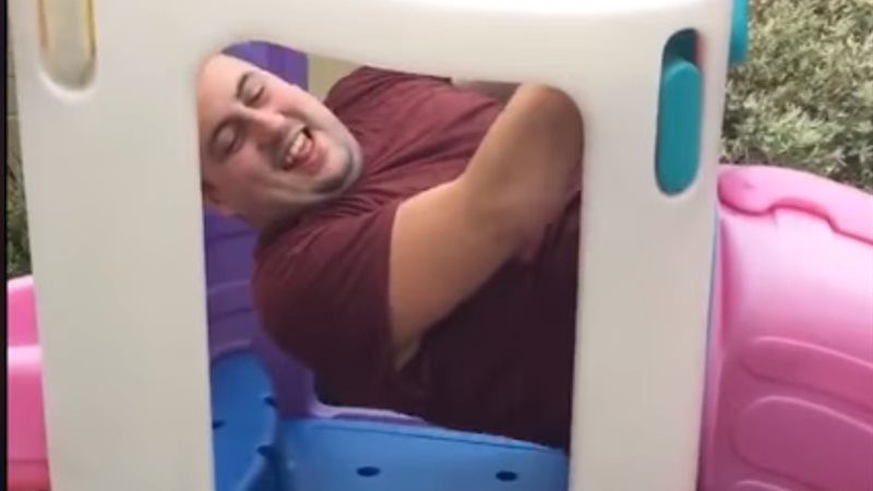 رجل يلعب مع نجلة