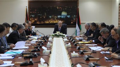 الحكومة الفلسطينية تستنكر دخول المساعدات لغزة دون التنسيق مع القيادة 