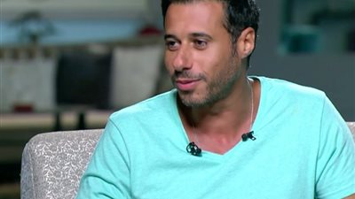 شاهد أحمد السعدنى وشيكو بالملابس الداخلية 