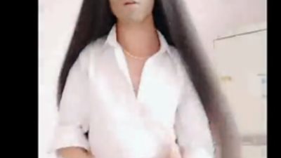 ايه يا عم في ايه.. شاهد رجل يستخدم شعره كحبل أرجوحة 