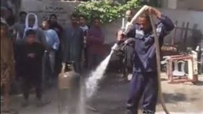 صور.. إصابة طفل في حريق هائل بمحال تجارية بمركز الغنايم في أسيوط 