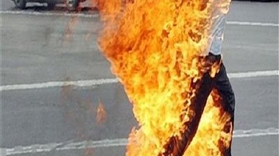 اعتراضًا على زواج والدته المطلقة.. شاب يشعل النار في نفسه بالفيوم
