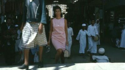 حكاية صورة فرنسية ترتدي فستان قصيرفي شوارع جدة بحرية .. هكذا كانت السعودية !