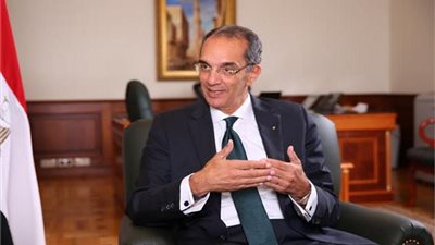 وزير الاتصالات يستعرض أمام السيسي الآليات الخاصة بتنفيذ استراتيجية الوزارة
