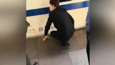 فيديو| لحظة نجاة طفلة من سقطت تحت عجلات القطار بسبب والدتها !