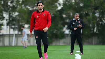 طارق عبد العزيز يقود تدريبات المصابين في مران الأهلي