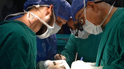 أطفال المنصورة تنجح في استئصال ورم ضخم لطفل بعمر شهر