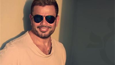 فيديو | عمرو دياب يسيء للجمهور بتصرف غريب: محدش هيمشيني على مزاجه